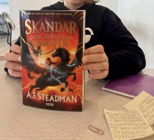 Barn visar bok
